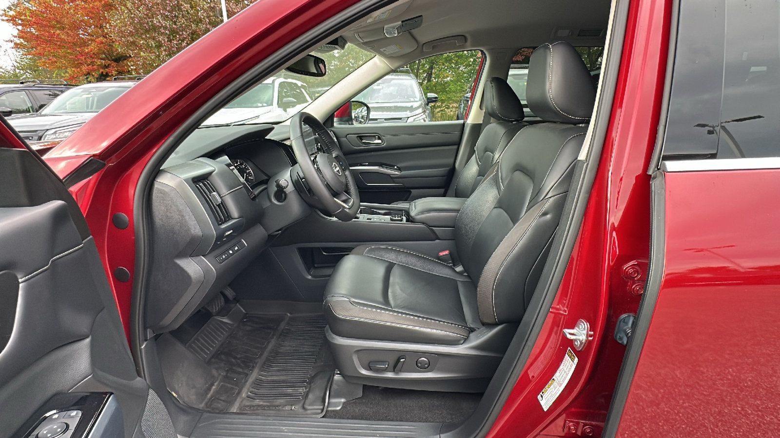 Used 2022 Nissan Pathfinder SL w/ SL Black Package AWD/4WD image 12
