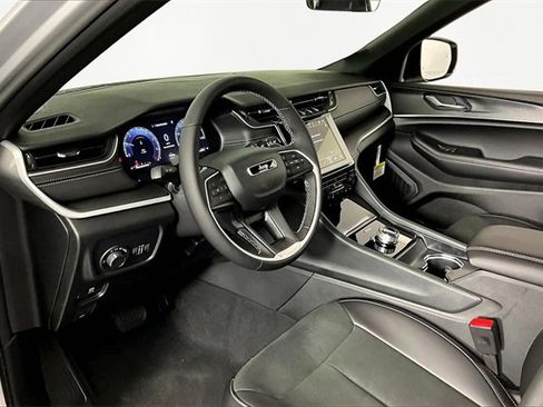 New 2025 Jeep Grand Cherokee Laredo image 8