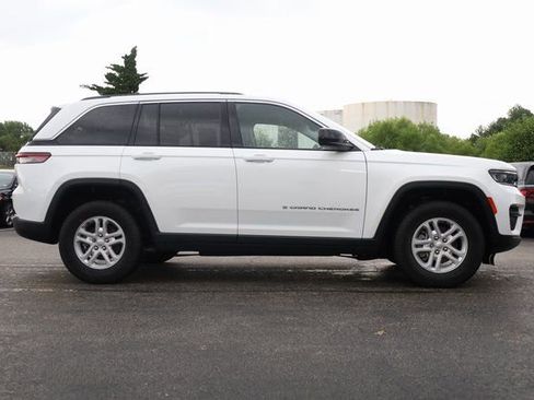 Used 2023 Jeep Grand Cherokee Laredo image 4