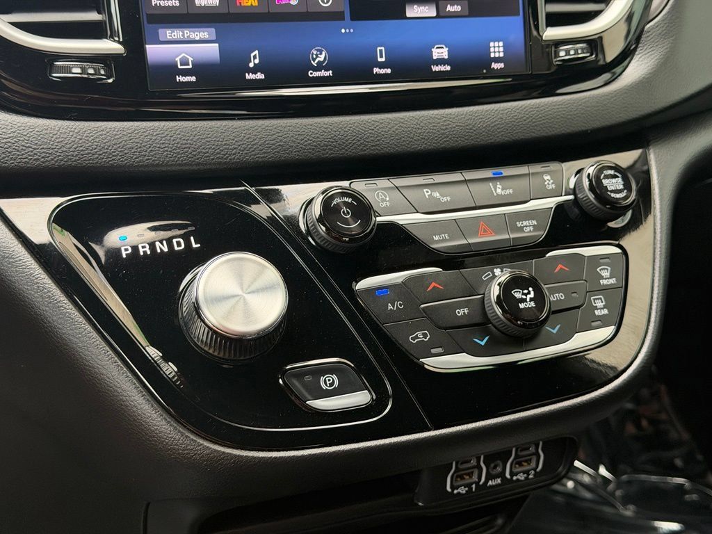 Used 2025 Chrysler Pacifica Select FWD image 14