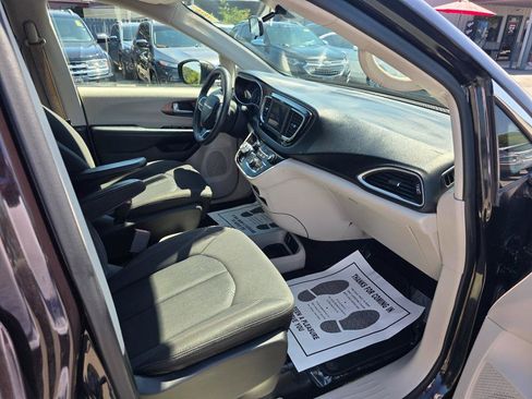 Used 2018 Chrysler Pacifica LX w/ Tire & Wheel Group image 10