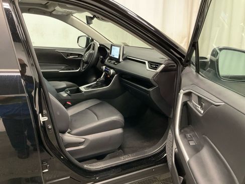 Used 2025 Toyota RAV4 XLE Premium image 5