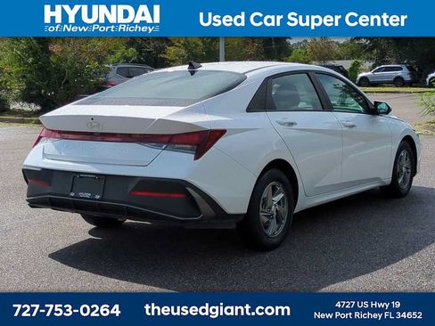 Used 2024 Hyundai Elantra SE FWD image 5