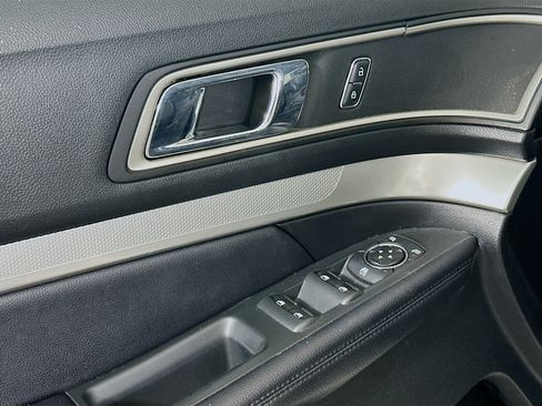 Used 2017 Ford Explorer XLT w/ Equipment Group 202A FWD image 15