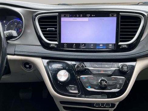 Used 2021 Chrysler Pacifica Touring-L FWD image 7