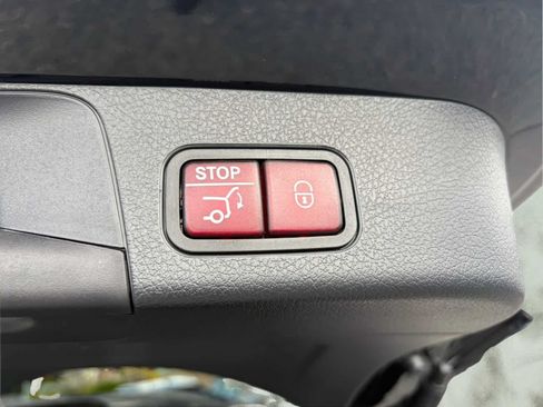Used 2025 Mercedes-Benz GLB 250 4MATIC image 28