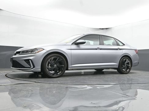 Used 2025 Volkswagen Jetta SE FWD image 28