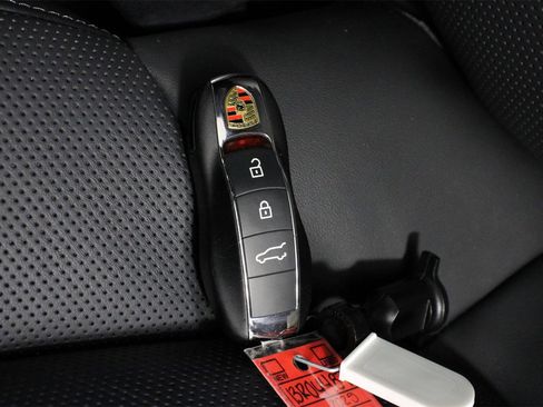 Used 2025 Porsche Macan image 34