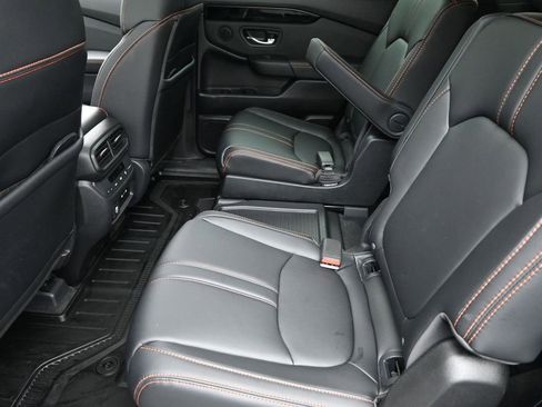 Used 2025 Honda Pilot TrailSport image 13