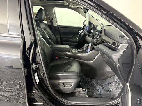 Used 2021 Toyota Highlander XLE AWD/4WD image 40