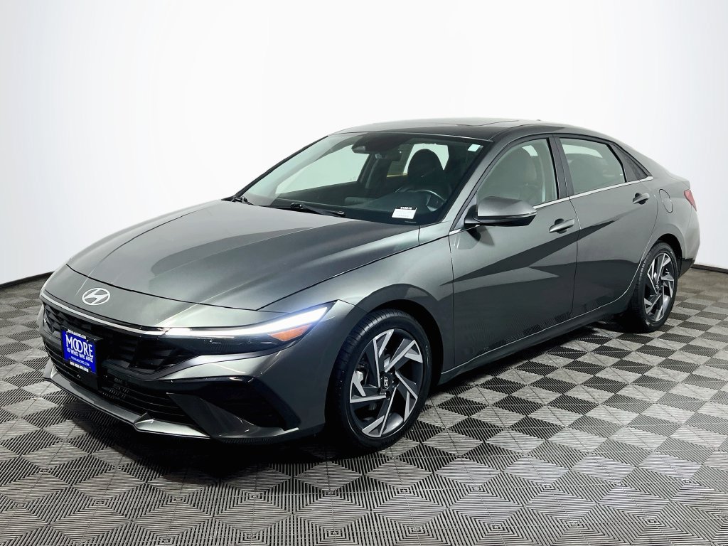 Used 2025 Hyundai Elantra Limited FWD image 3