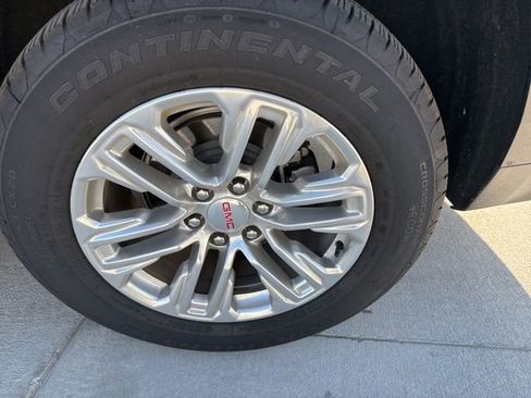 Used 2024 GMC Yukon XL SLT w/ SLT Premium Package image 5