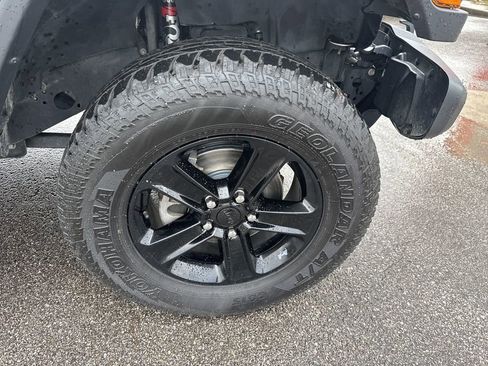 Used 2020 Jeep Wrangler Unlimited Sahara image 2