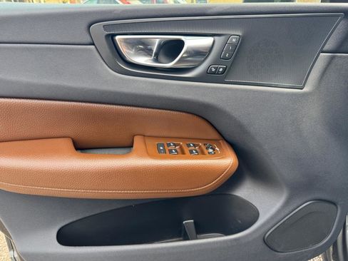 Used 2018 Volvo XC60 T6 Momentum w/ Vision Package image 21