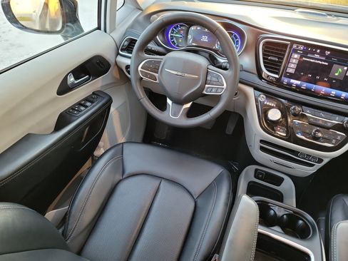 Used 2024 Chrysler Pacifica Limited FWD image 10