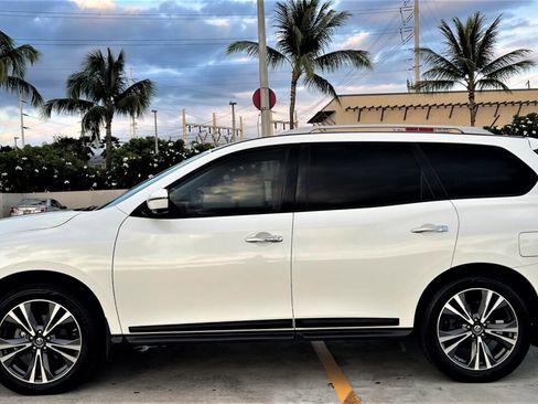 Used 2017 Nissan Pathfinder Platinum image 2