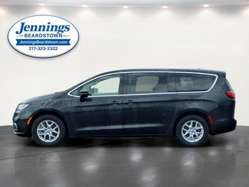 Used 2023 Chrysler Pacifica Touring-L FWD image 2