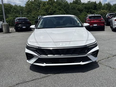 Used 2025 Hyundai Elantra Limited FWD image 2