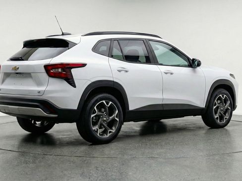 Used 2025 Chevrolet Trax LT w/ LT Convenience Package image 9