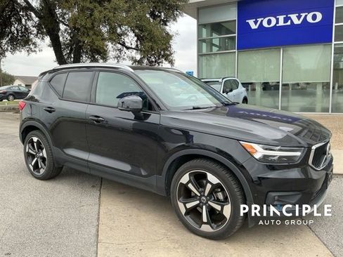 Used 2019 Volvo XC40 T5 Momentum image 1