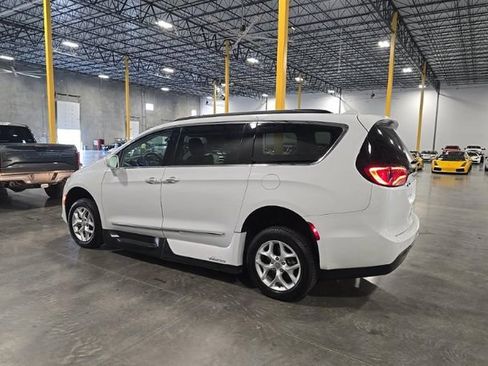Used 2017 Chrysler Pacifica Touring-L w/ Tire & Wheel Group FWD image 4