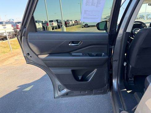 Used 2022 Nissan Pathfinder S image 17