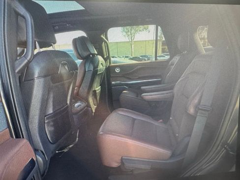 Used 2025 Lincoln Navigator Reserve image 8