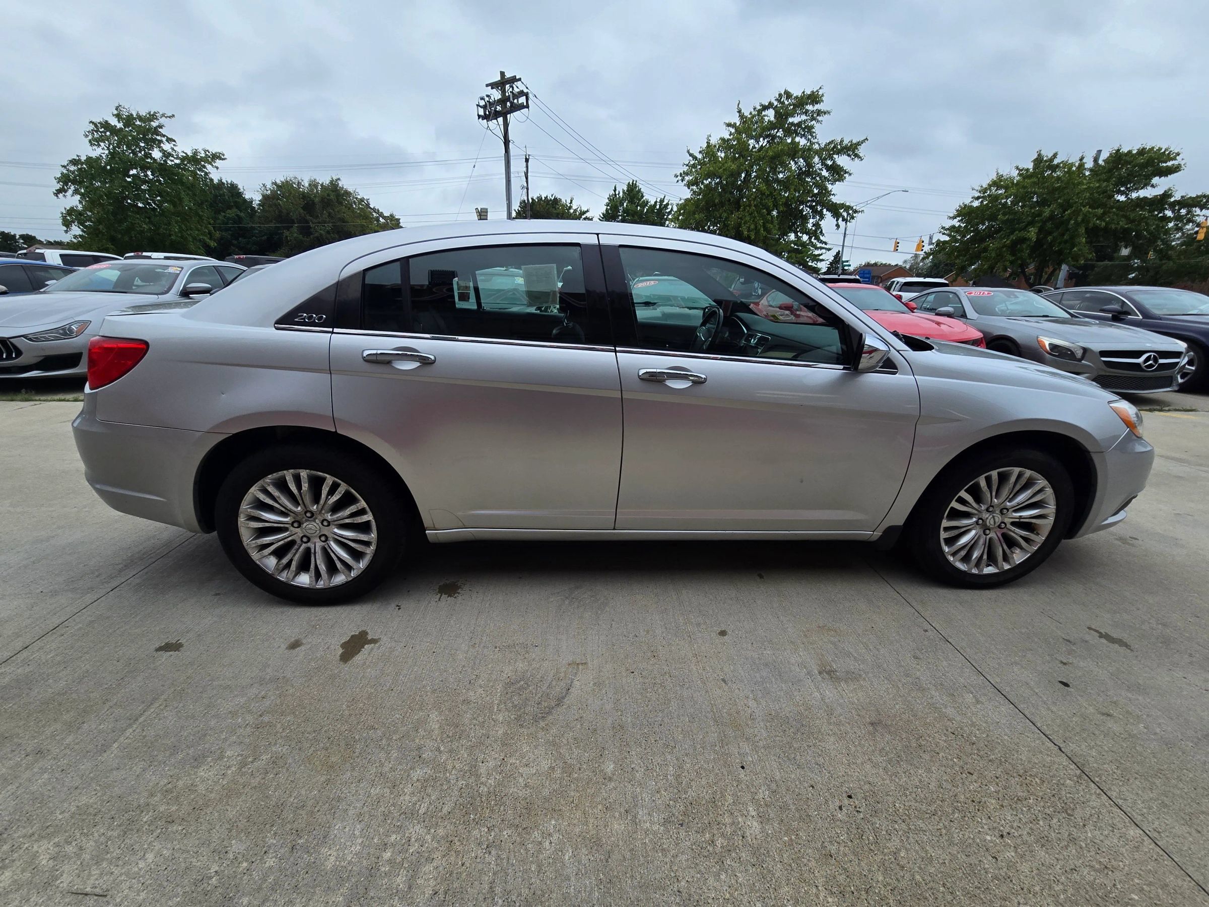 Used 2011 Chrysler 200 Limited FWD image 6