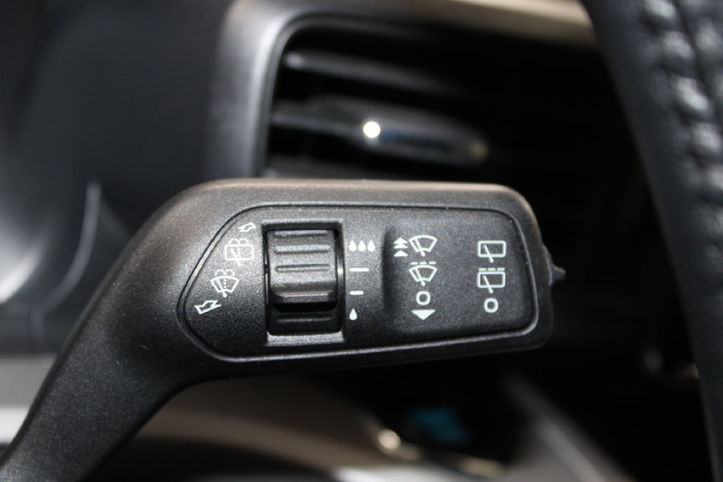 Used 2023 Ford Explorer XLT AWD/4WD image 40