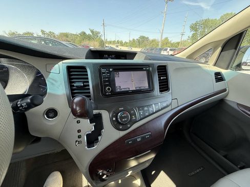Used 2013 Toyota Sienna XLE FWD image 23