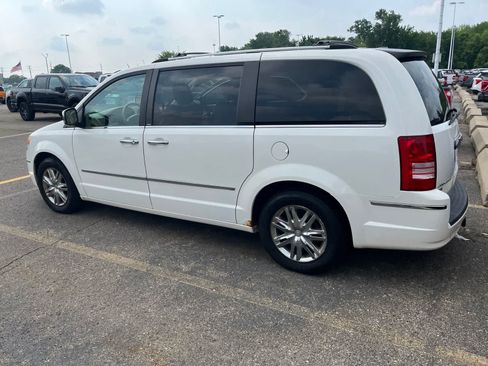 Used 2010 Chrysler Town & Country Limited w/ Entertainment Group #3 FWD image 10