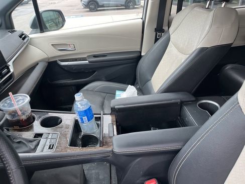 Used 2025 Toyota Sienna Platinum image 10