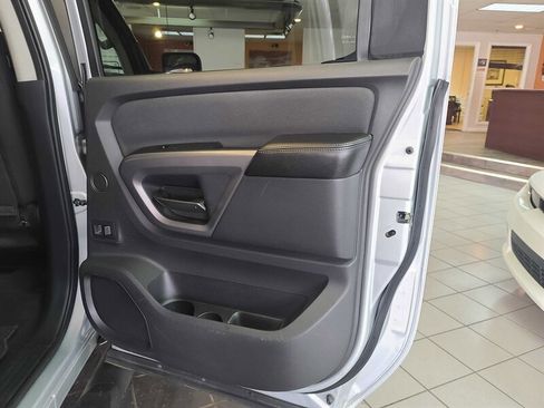 Used 2015 Nissan Titan SV image 16