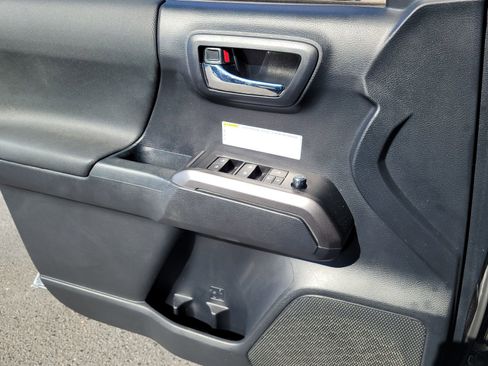 Used 2018 Toyota Tacoma TRD Off-Road w/ Technology Package image 7