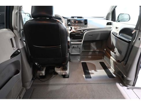 Used 2013 Toyota Sienna LE FWD image 20