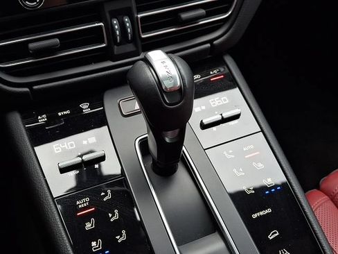 Certified 2022 Porsche Macan S AWD/4WD image 18