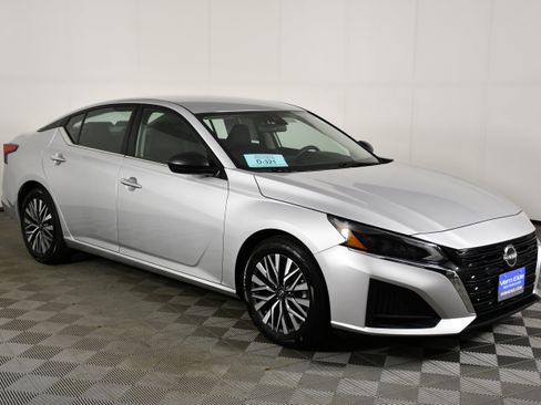 Used 2024 Nissan Altima 2.5 SV FWD image 4