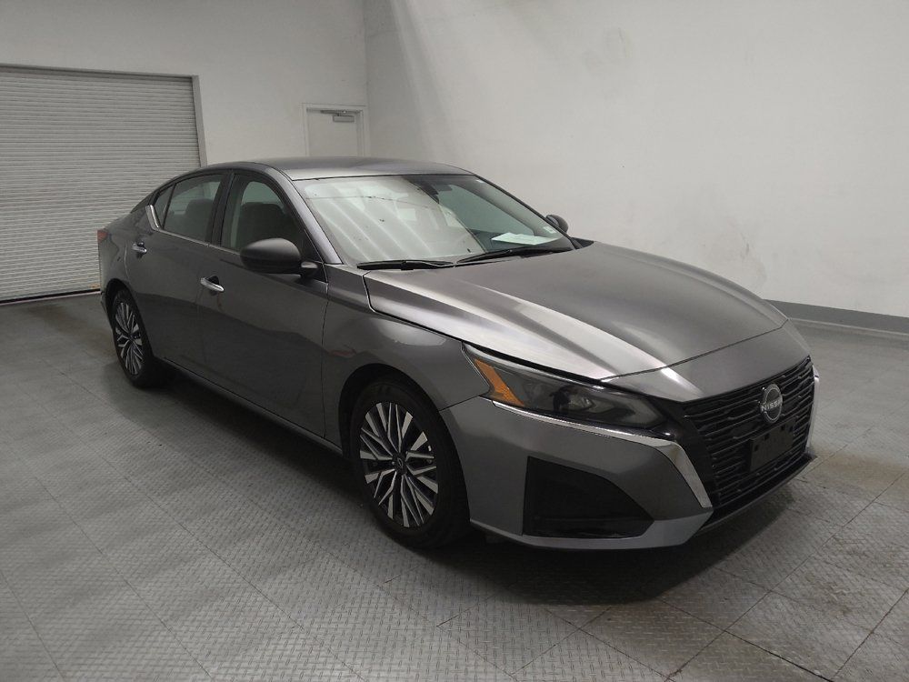 Used 2025 Nissan Altima 2.5 SV FWD image 13