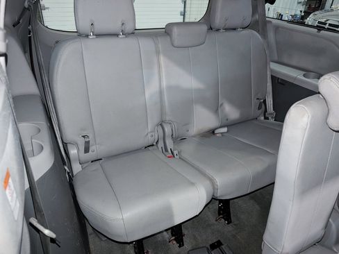 Used 2017 Toyota Sienna XLE Premium image 30