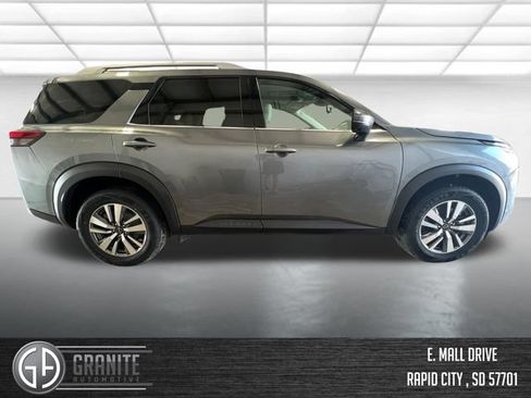 Used 2025 Nissan Pathfinder SL FWD image 6