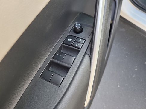 Used 2022 Toyota Corolla Cross LE image 17