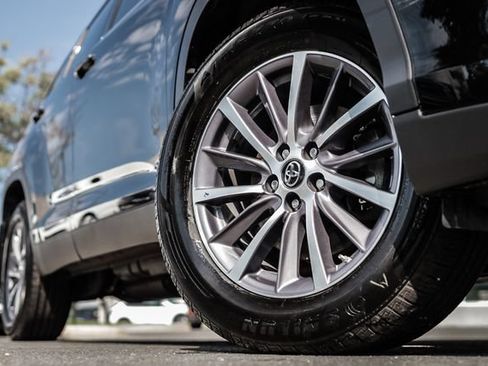Used 2019 Toyota Highlander XLE AWD/4WD image 14