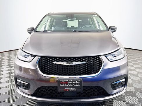 Used 2023 Chrysler Pacifica Touring-L FWD image 2