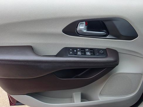 Used 2017 Chrysler Pacifica LX w/ Tire & Wheel Group image 8