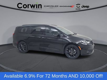 New 2026 Chrysler Pacifica Select w/ S Appearance Package