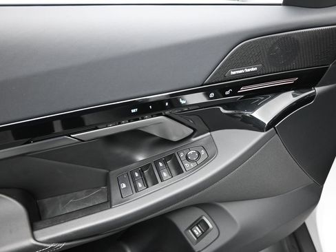 Used 2025 BMW 530i xDrive w/ Premium Package image 11