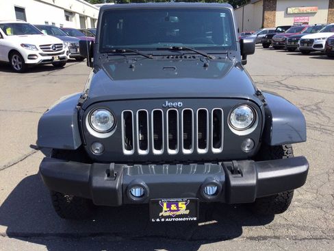 Used 2017 Jeep Wrangler Unlimited Sahara w/ Connectivity Group AWD/4WD image 3