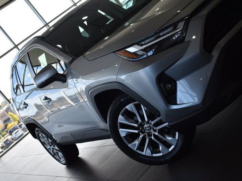 Used 2022 Toyota RAV4 XLE Premium image 3