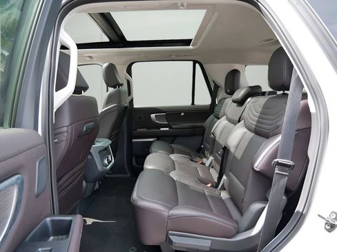 Used 2025 Ford Expedition Platinum AWD/4WD image 11