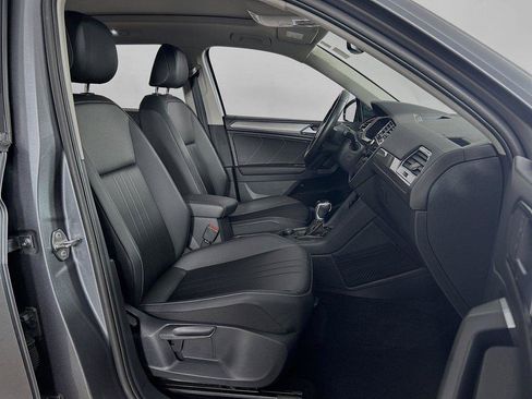 Certified 2024 Volkswagen Tiguan SE w/ Panoramic Sunroof Package AWD/4WD image 28